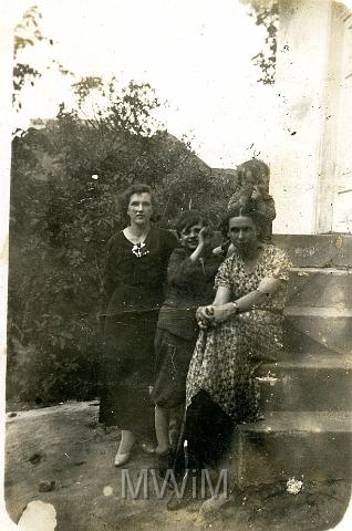 KKE 073.jpg - Od lewej: pierwsza Zofia Łuczajowa, drugi Henryk Orzechowski, trzecia jego matka Helena Orzechowska, z tyłu syn Zofii - Zbigniew, Krzemieniec, 1934 r.